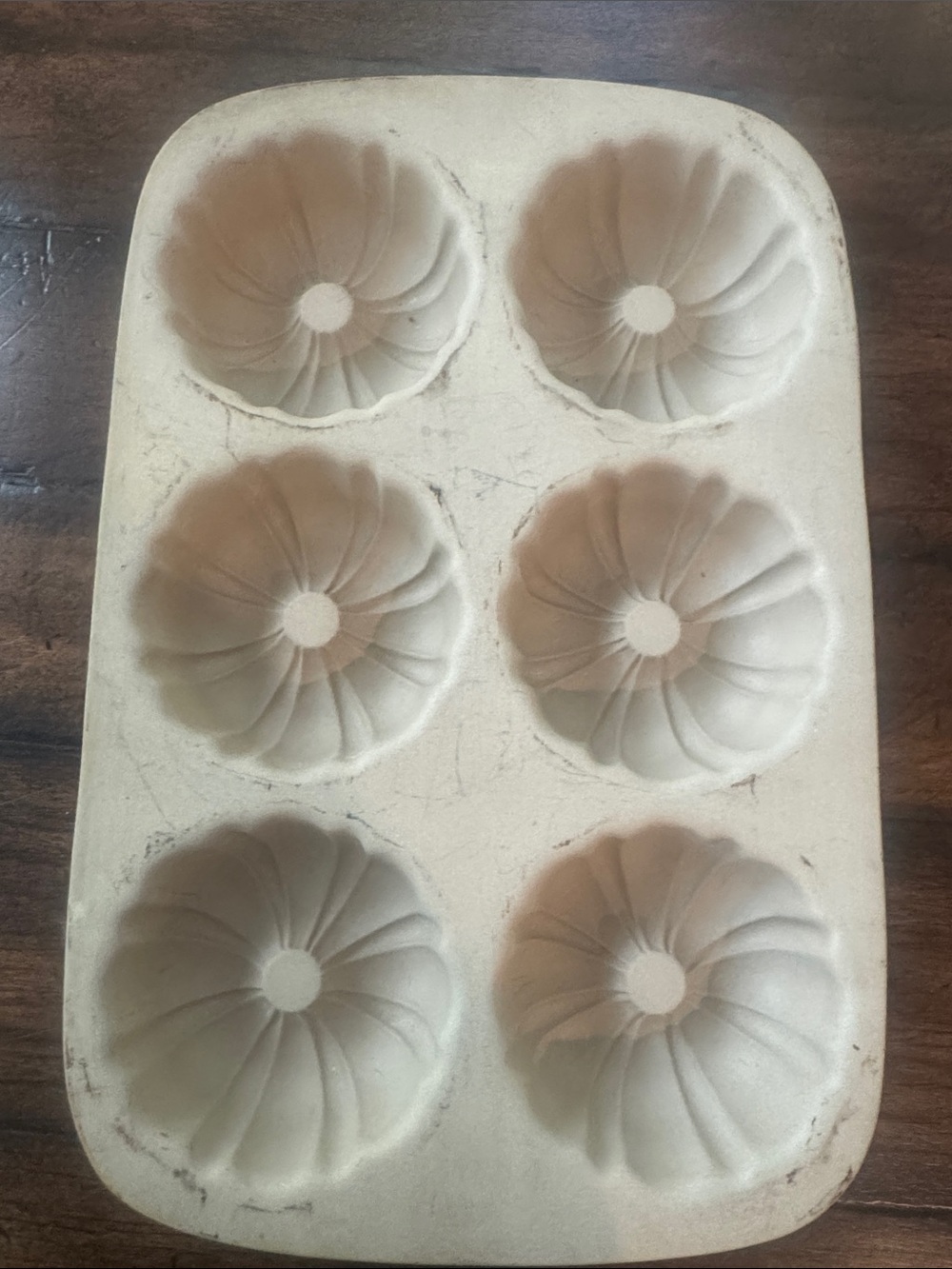 The Pampered Chef 6-Cavity Bundt Mold